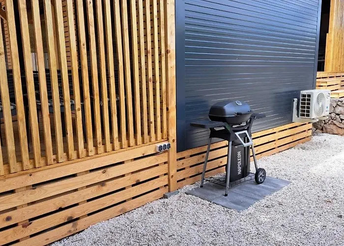 キャンプ場 Premium Mobile Home Maslina - 2 Bedrooms, Large Terrace - Oaza Mira Drage ドラゲ